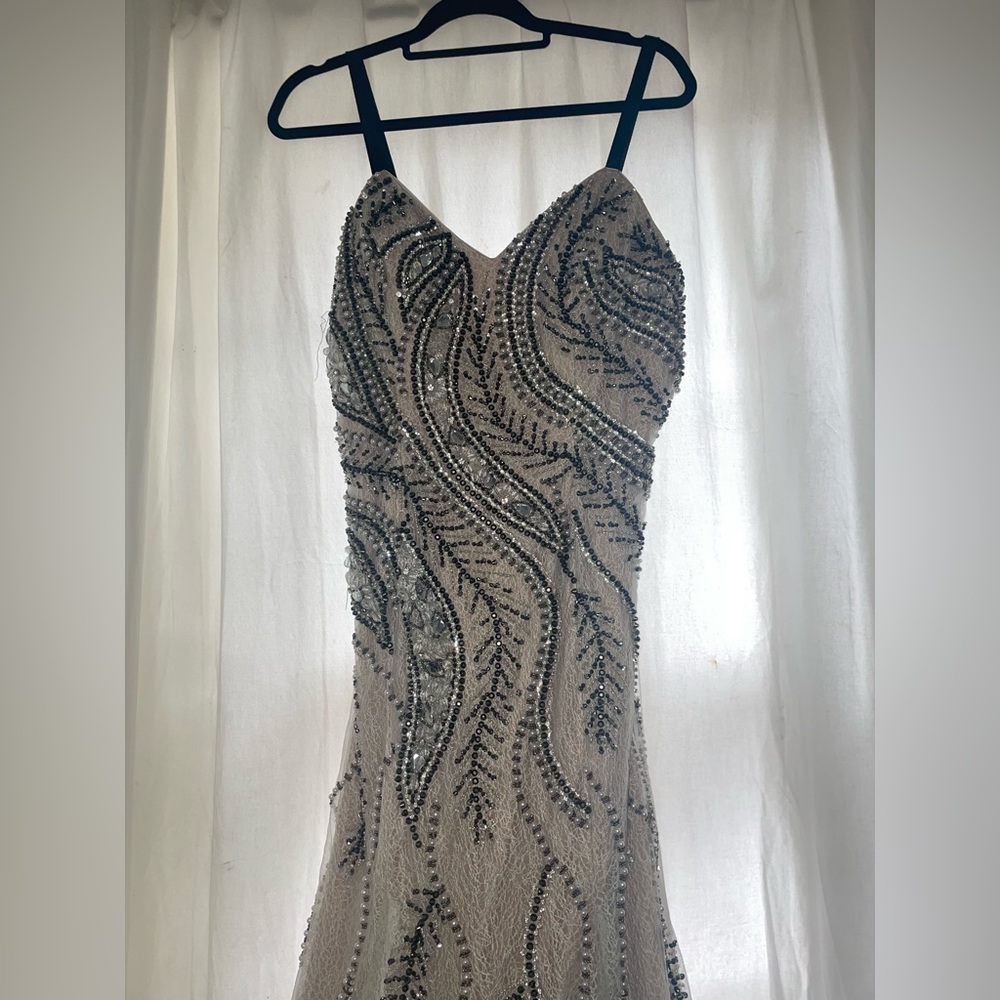 Beautiful Night Gown size 12 but more a size 10.